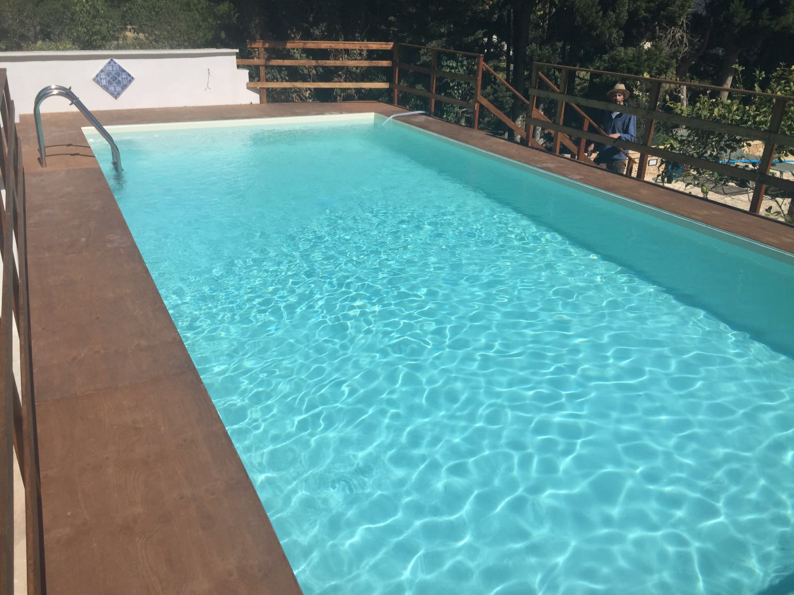 piscina rettangolare con scala in acciaio