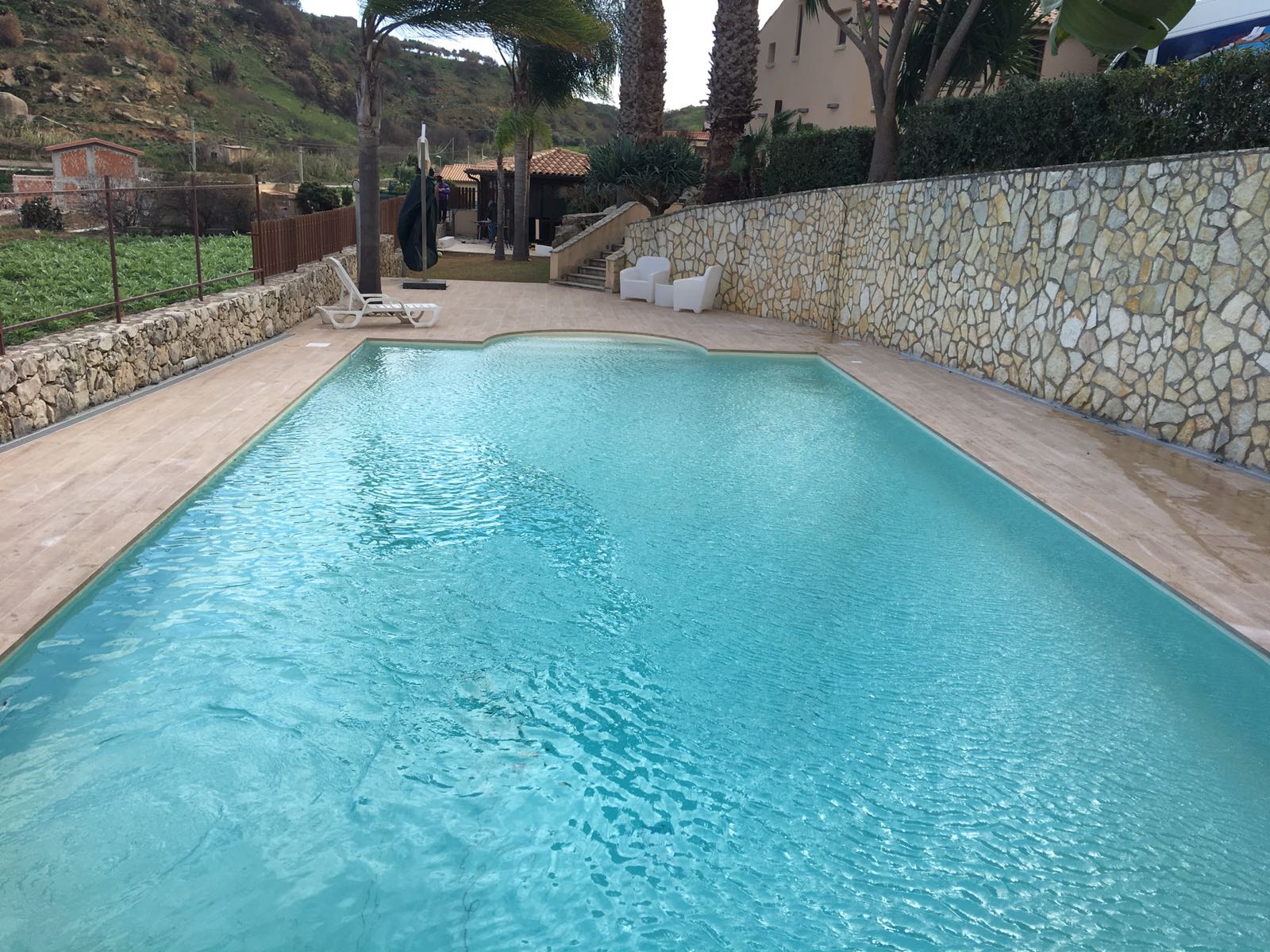 piscina restaurata 12x6 con scala romana